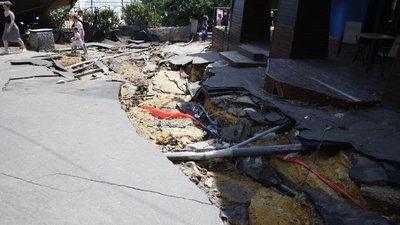 Наслідки зливи в Одесі: вода розмила дорогу в Аркадії та зруйнувала настил Наслідки зливи в Одесі: вода розмила дорогу в Аркадії та зруйнувала настил