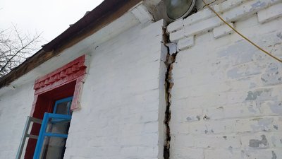 Тріщина на будинку на Хмельниччині Тріщина на будинку на Хмельниччині