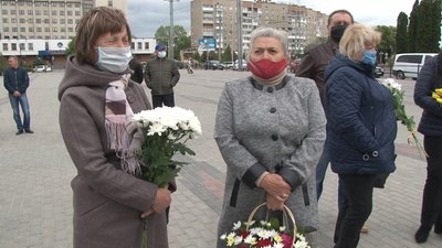 До Дня Героїв тернополяни поклали квіти до стели "Загинули за волю України" До Дня Героїв тернополяни поклали квіти до стели "Загинули за волю України"