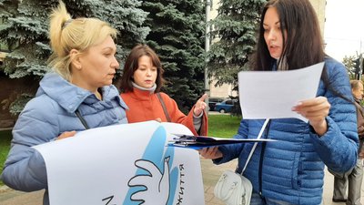 У Харкові онкопацієнти вийшли на акцію протесту через звільнення директора онкоцентру Дениса Скорого У Харкові онкопацієнти вийшли на акцію протесту через звільнення директора онкоцентру Дениса Скорого