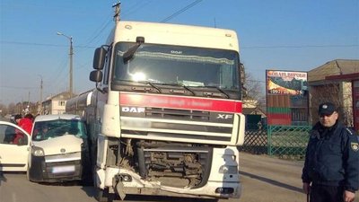 Зіткнулись легковик і вантажівка: на Хмельниччині в ДТП травмувався чоловік