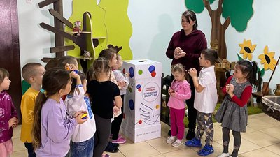 Вінницькі школярі збирають пластикові кришки для підтримки аеророзвідки Вінницькі школярі збирають пластикові кришки для підтримки аеророзвідки