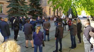 Підприємці чернівецьких ринків протестують під ОДА через карантинні заходи