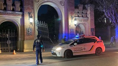 У Чернівцях автівка протаранила ворота та врізалась в будівлю університету