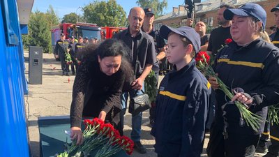 У Харкові встановили дошку на честь загиблого рятувальника Олександра Подольского У Харкові встановили дошку на честь загиблого рятувальника Олександра Подольского