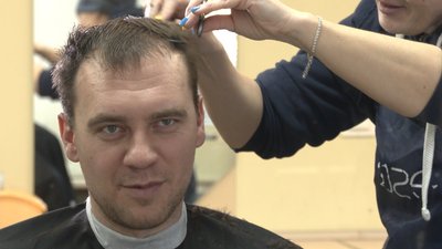 У Черкасах безплатно стрижуть переселенців У Черкасах безплатно стрижуть переселенців