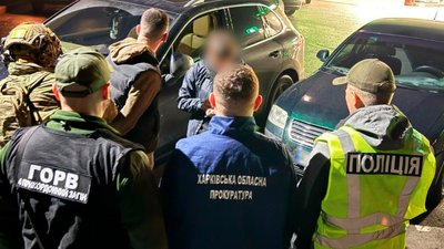 На Харківщині затримали підозрюваних в організації схеми виїзду для чоловіків за кордон
