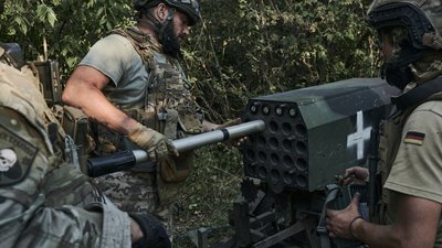 Українські бійці 28-ї бригади готують мініракетну систему залпового вогню поблизу Бахмута