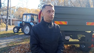 Наслідки негоди у Житомирі: працівники "Зеленбуду" прибирають повалені дерева Наслідки негоди у Житомирі: працівники "Зеленбуду" прибирають повалені дерева