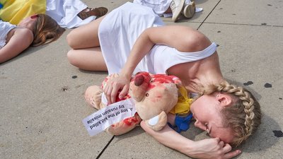 У Чикаго понад 300 українок провели перформанс проти злочинів росіян