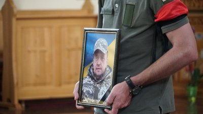 У Мукачеві попрощалися з полеглим на війні солдатом Іваном Дербалем У Мукачеві попрощалися з полеглим на війні солдатом Іваном Дербалем