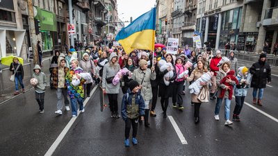 Марш матерів: у Будапешті українки створили інсталяцію у вигляді дитячої братської могили Марш матерів: у Будапешті українки створили інсталяцію у вигляді дитячої братської могили