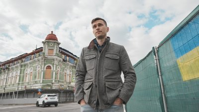 Віктор Дворніков поруч з "Зеленим будинком" у центрі Харкова