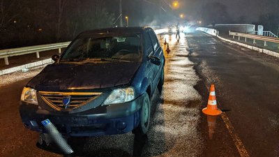 У Рівному авто збило жінку з онукою, які перебігали дорогу біля супермаркету У Рівному авто збило жінку з онукою, які перебігали дорогу біля супермаркету