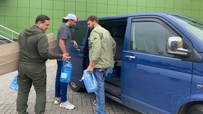 Волонтери привезли питну воду Волонтери привезли питну воду