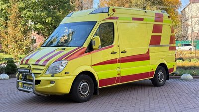 Автомобіль швидкої з дитячим інкубатором у Чернігівській обласній дитячій лікарні