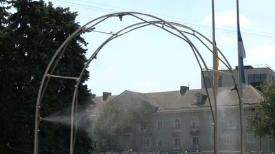 Охолоджувальні рамки та поливання доріг: Як у Рівному борються зі спекою Охолоджувальні рамки та поливання доріг: Як у Рівному борються зі спекою