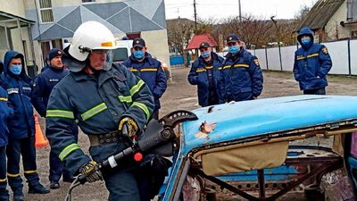 На Тернопільщині пожежники вчилися, як діяти під час ДТП На Тернопільщині пожежники вчилися, як діяти під час ДТП