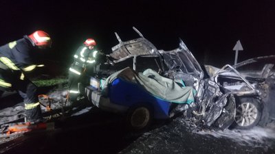 На Кіровоградщині зіштовхнулися два автомобілі. Двоє дорослих та дитина загинули На Кіровоградщині зіштовхнулися два автомобілі. Двоє дорослих та дитина загинули
