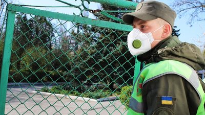У Херсоні нацгвардійці взяли під охорону обласну інфекційну лікарню У Херсоні нацгвардійці взяли під охорону обласну інфекційну лікарню