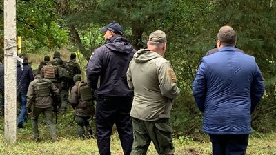 Під Києвом обстріляли авто першого помічника президента Шефіра, поранений водій. Що відомо Під Києвом обстріляли авто першого помічника президента Шефіра, поранений водій. Що відомо
