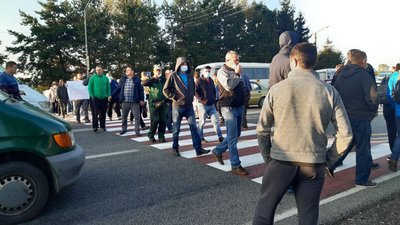 30 років бездоріжжя. На Прикарпатті селяни перекрили дорогу 30 років бездоріжжя. На Прикарпатті селяни перекрили дорогу