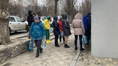 Жителі Салтівки у Харкові набирають воду під час блекауту, 22 березня 2024 року Жителі Салтівки у Харкові набирають воду під час блекауту, 22 березня 2024 року