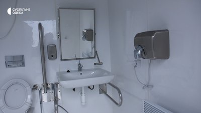У Южному відкрили дзеркальний туалет У Южному відкрили дзеркальний туалет