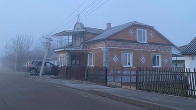 Відволікся в телефон: на Рівненщині водій збив стовп та влетів у паркан хати Відволікся в телефон: на Рівненщині водій збив стовп та влетів у паркан хати