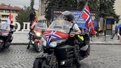 В Ужгород в’їхали байкери з 25 країн: у місті провели «Парад націй»