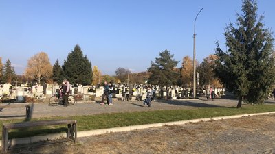 День пам’яті померлих на Закарпатті: чи приносили мукачівці штучні квіти на могили після заборони