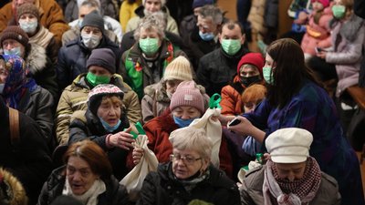 Колядки, вірші та подарунки. У Франківську провели різдвяний обід для безхатьків Колядки, вірші та подарунки. У Франківську провели різдвяний обід для безхатьків