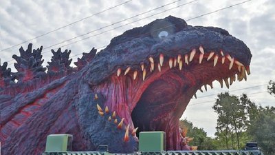 В японському парку атракціонів туристам пропонують пролетіти крізь пащу Ґодзілли