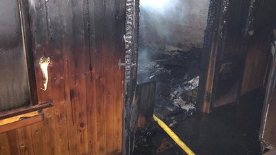 У Коломиї, що на Франківщині, під час пожежі в будинку надзвичайники врятували трьох людей У Коломиї, що на Франківщині, під час пожежі в будинку надзвичайники врятували трьох людей