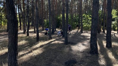 Участь в акції з прибирання на лісопарковій у Кропивницькому взяли півтора десятка людей Участь в акції з прибирання на лісопарковій у Кропивницькому взяли півтора десятка людей