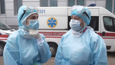 На Прикарпатті бригади екстреної медицини забезпечені протиепідеміологічними костюмами до середи