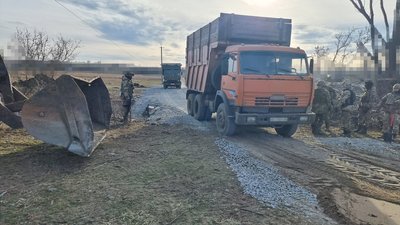 Міст підірвали окупанти: бійці 103-ї бригади ТрО ініціювали відновлення переправи через річку Міст підірвали окупанти: бійці 103-ї бригади ТрО ініціювали відновлення переправи через річку
