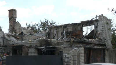 У Запоріжжі волонтери та комунальники ліквідовують наслідки влучання ракети у приватний сектор