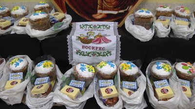 До Великоднього набору входять паска, сир, ковбаса, масло і яйця. До Великоднього набору входять паска, сир, ковбаса, масло і яйця.