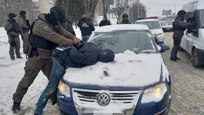 У Львові затримали підозрюваних у шахрайстві з продажем авто У Львові затримали підозрюваних у шахрайстві з продажем авто