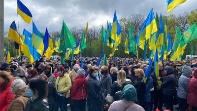 9 травня у Харкові: на Меморіалі Слави — тисячі людей 9 травня у Харкові: на Меморіалі Слави — тисячі людей