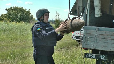 При транспортуванні вибухонебезпечних предметів ґрунтовою дорогою не можна їхати зі швидкістю більш як 20 кілометрів на годину При транспортуванні вибухонебезпечних предметів ґрунтовою дорогою не можна їхати зі швидкістю більш як 20 кілометрів на годину