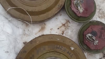 На Луганщині знайшли схованку з протитанковими мінами На Луганщині знайшли схованку з протитанковими мінами