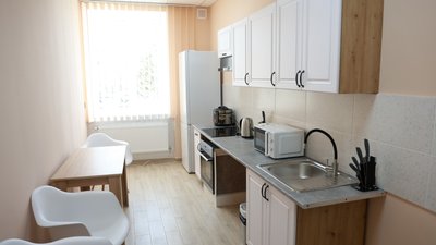 У притулку для людей, які постраждали від домашнього насильства, є повністю обладнана кухня, лютий-2024. Фото: Хмельницька ОВА