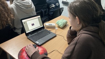 школярка за ноутбуком