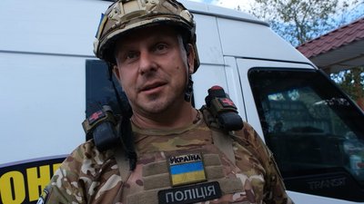 Гуманітарна допомога жителі Авдіївка поліцейський екіпаж «Білий янгол» Донеччина Гуманітарна допомога жителі Авдіївка поліцейський екіпаж «Білий янгол» Донеччина