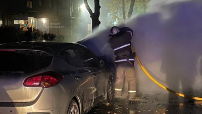 Вночі у Харкові згоріли три автівки Вночі у Харкові згоріли три автівки