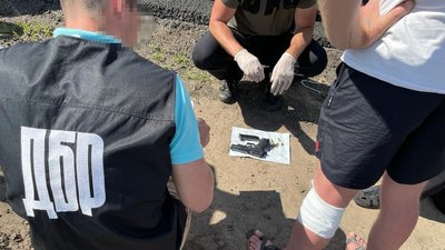 Стрілянина на трасі на Херсонщині: ДБР з'ясовує обставини події Стрілянина на трасі на Херсонщині: ДБР з'ясовує обставини події