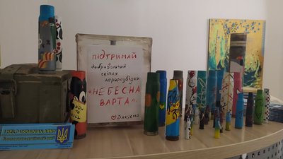 Гільзи та частини снарядів у Сумах перетворювали на арт-об'єкти Гільзи та частини снарядів у Сумах перетворювали на арт-об'єкти