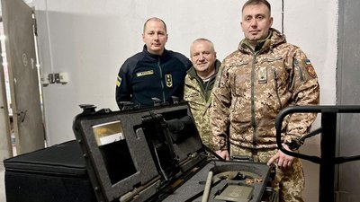 Київська митниця передала українським військовим спецобладнання для розмінування